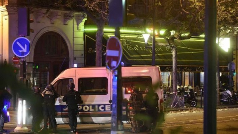 Chùm ảnh: Paris hỗn loạn sau khủng bố - ảnh 5