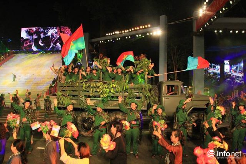 Pháo hoa rực rỡ chào mừng ngày 30/4 tại TP.HCM - ảnh 7