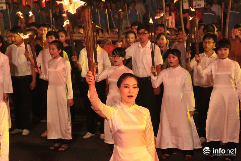 Pháo hoa rực rỡ chào mừng ngày 30/4 tại TP.HCM - ảnh 29