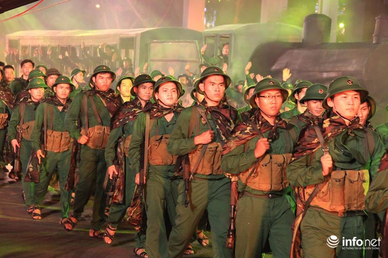 Pháo hoa rực rỡ chào mừng ngày 30/4 tại TP.HCM - ảnh 33