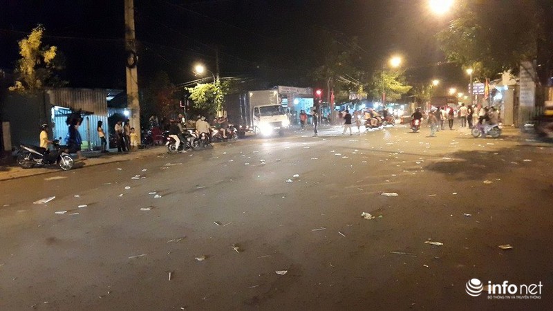 Pháo hoa rực rỡ chào mừng ngày 30/4 tại TP.HCM - ảnh 1