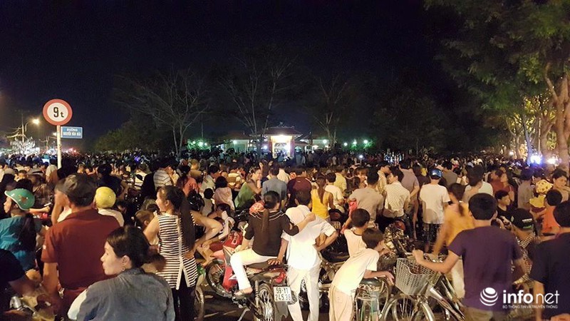 Pháo hoa rực rỡ chào mừng ngày 30/4 tại TP.HCM - ảnh 48
