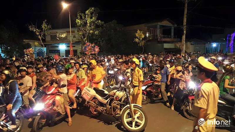 Pháo hoa rực rỡ chào mừng ngày 30/4 tại TP.HCM - ảnh 49