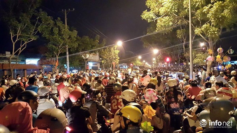 Pháo hoa rực rỡ chào mừng ngày 30/4 tại TP.HCM - ảnh 34