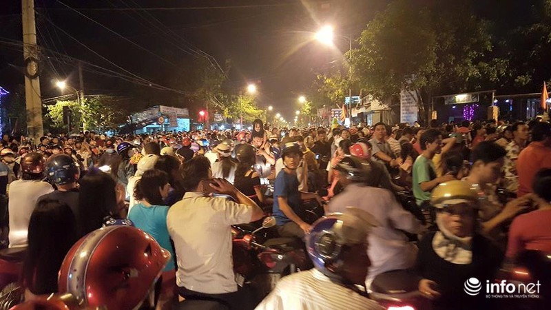 Pháo hoa rực rỡ chào mừng ngày 30/4 tại TP.HCM - ảnh 54