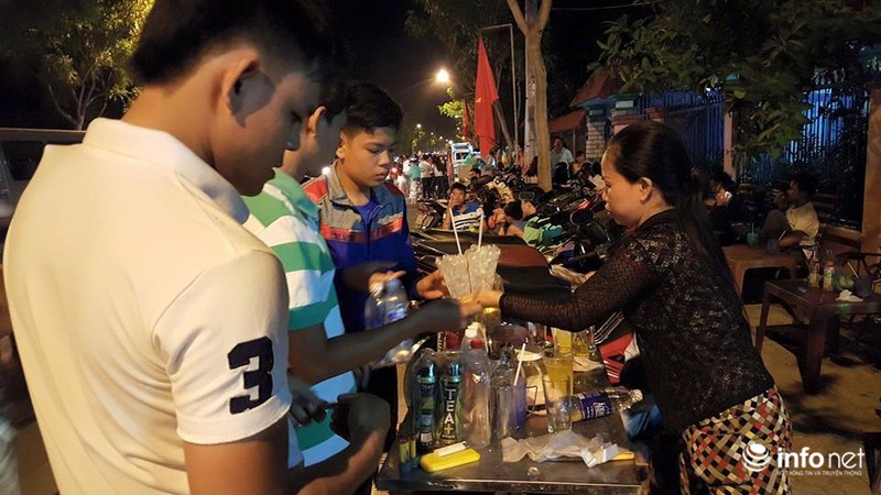 Pháo hoa rực rỡ chào mừng ngày 30/4 tại TP.HCM - ảnh 47