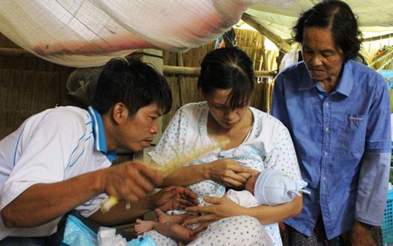 Hình ảnh bé Phát khỏe mạnh trở về bên vòng tay người thân - ảnh 3