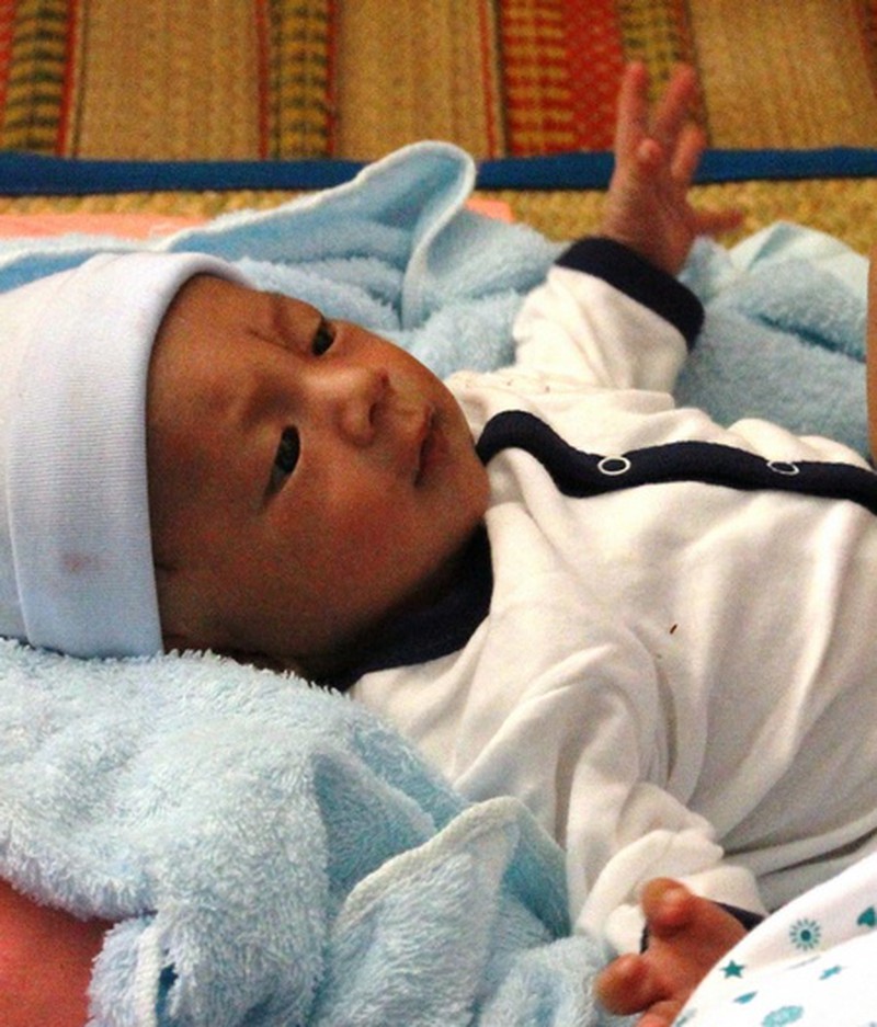 Hình ảnh bé Phát khỏe mạnh trở về bên vòng tay người thân - ảnh 1