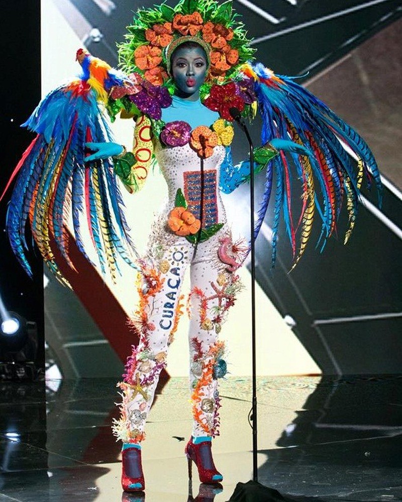 Ảnh Phạm Hương và các người đẹp Hoa hậu Hoàn vũ 2015 thi trang phục dân tộc - ảnh 17