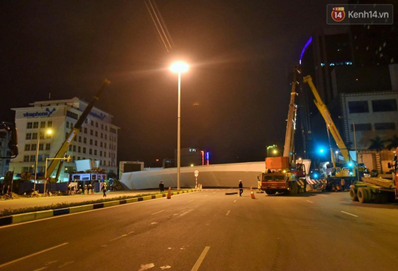 Hà Nội: Dầm thép khổng lồ rơi chắn ngang đường Trần Duy Hưng - ảnh 2
