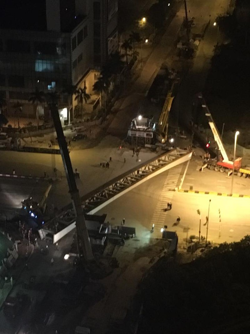 Hà Nội: Dầm thép khổng lồ rơi chắn ngang đường Trần Duy Hưng - ảnh 3