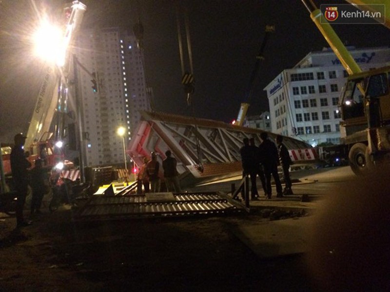 Hà Nội: Dầm thép khổng lồ rơi chắn ngang đường Trần Duy Hưng - ảnh 5