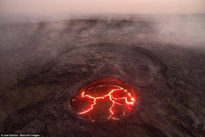 Cổng Địa Ngục - hồ nham thạch cháy suốt trăm năm - ảnh 12