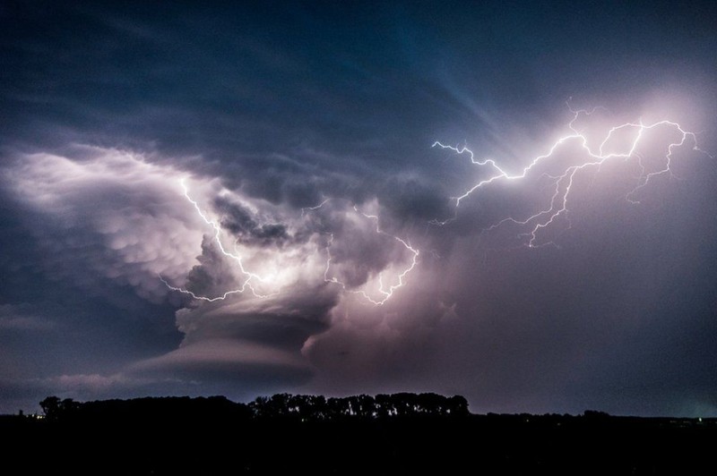 Ấn tượng ảnh vòi rồng tại Chung kết Ảnh Thời tiết của Năm - ảnh 2