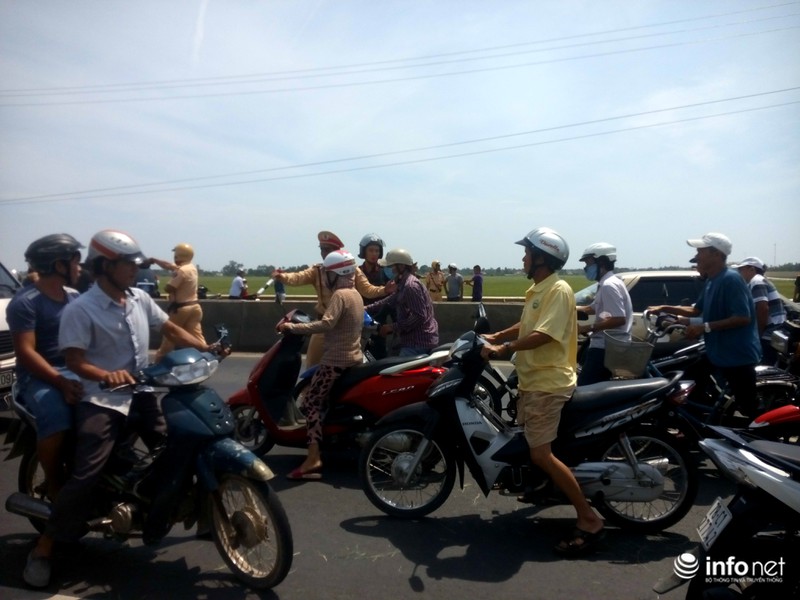 Ảnh hiện trường vụ máy bay rơi ở Phú Yên - ảnh 14