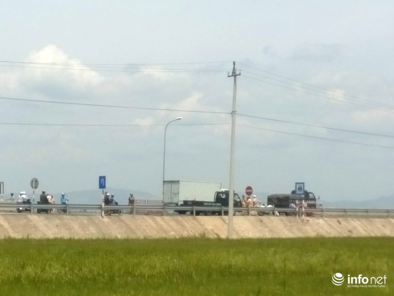 Ảnh hiện trường vụ máy bay rơi ở Phú Yên - ảnh 17