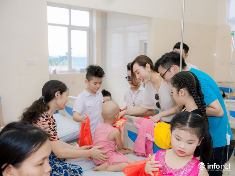Á hậu Ngô Thùy Linh mang nụ cười tặng bệnh nhi ung thư - ảnh 7