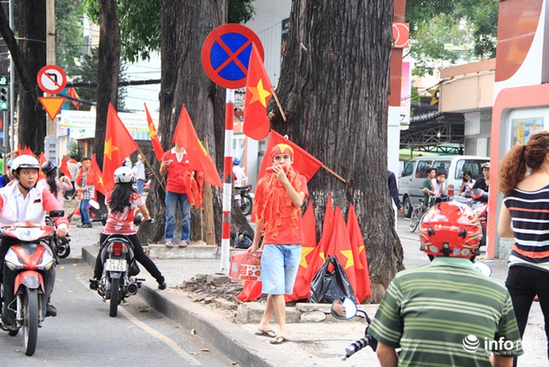 TP.HCM: Người hâm mộ hướng về “chảo lửa” Mỹ Đình - ảnh 1