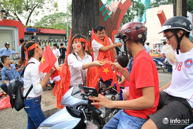TP.HCM: Người hâm mộ hướng về “chảo lửa” Mỹ Đình - ảnh 10