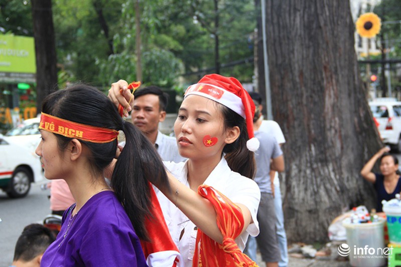TP.HCM: Người hâm mộ hướng về “chảo lửa” Mỹ Đình - ảnh 8