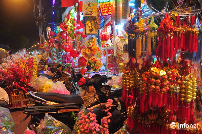 Phố người Hoa rực rỡ đồ trang trí Tết - ảnh 1
