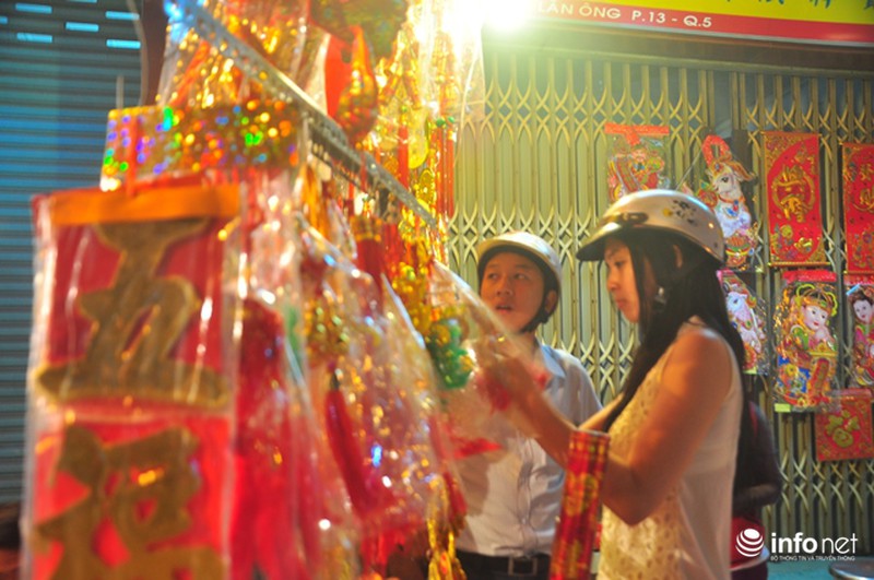 Phố người Hoa rực rỡ đồ trang trí Tết - ảnh 12