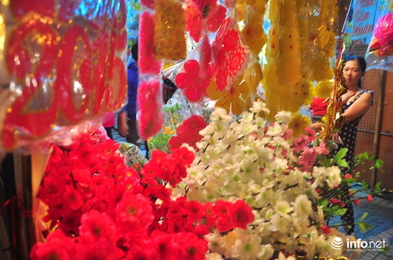 Phố người Hoa rực rỡ đồ trang trí Tết - ảnh 9