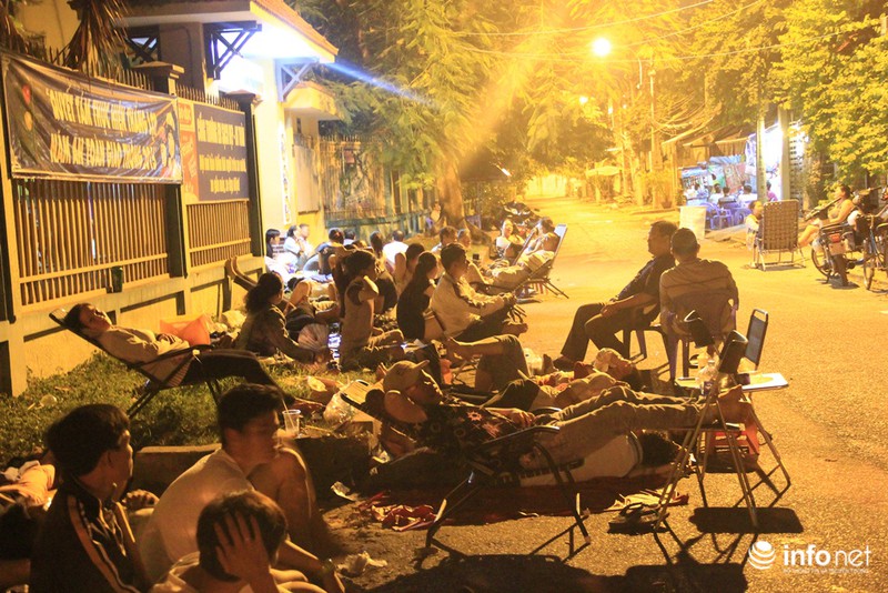 TP.HCM: Hàng trăm người trắng đêm xếp hàng mua hồ sơ vào lớp 1 cho con - ảnh 3