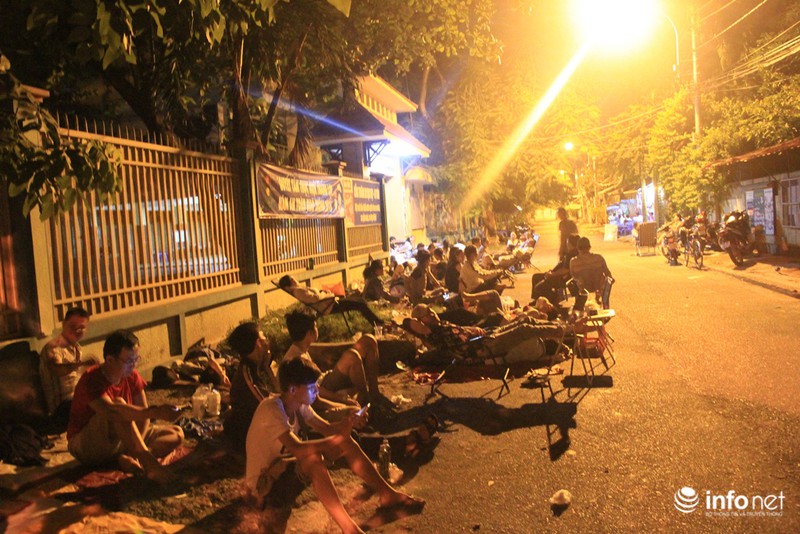 TP.HCM: Hàng trăm người trắng đêm xếp hàng mua hồ sơ vào lớp 1 cho con - ảnh 7