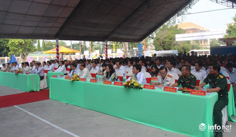 Sinh viên, học sinh Long An háo hức với triển lãm bản đồ Hoàng Sa, Trường Sa - ảnh 2