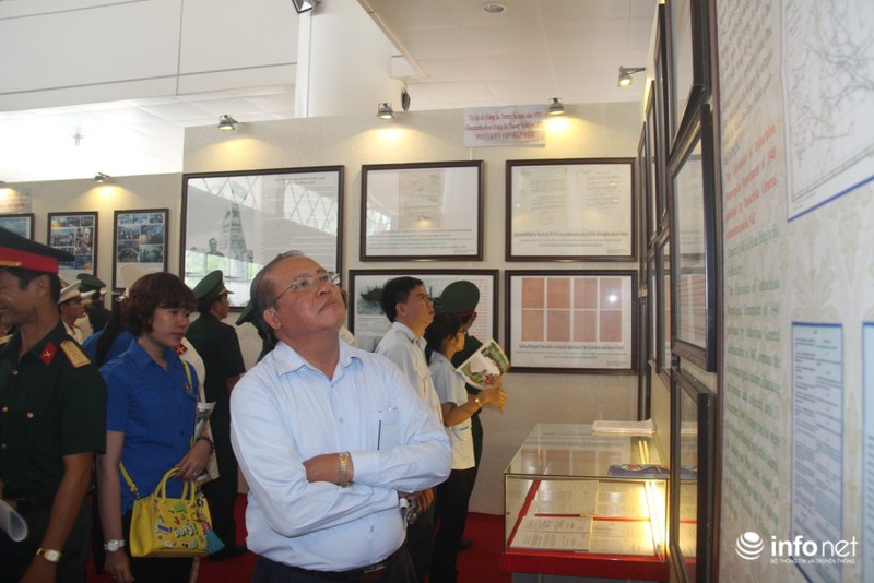 Sinh viên, học sinh Long An háo hức với triển lãm bản đồ Hoàng Sa, Trường Sa - ảnh 10