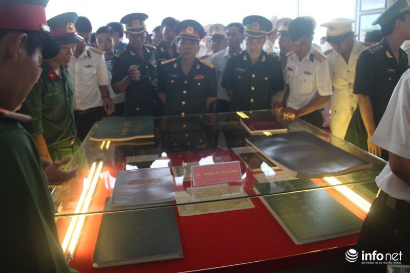 Sinh viên, học sinh Long An háo hức với triển lãm bản đồ Hoàng Sa, Trường Sa - ảnh 11