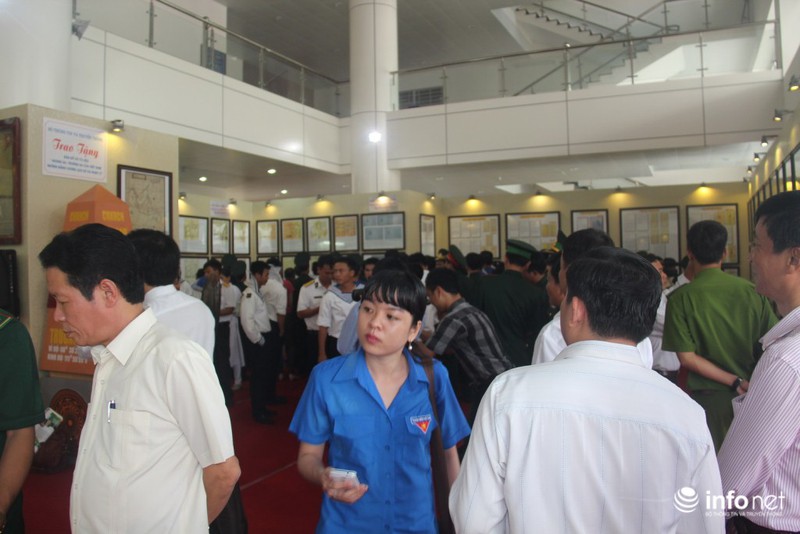 Sinh viên, học sinh Long An háo hức với triển lãm bản đồ Hoàng Sa, Trường Sa - ảnh 13