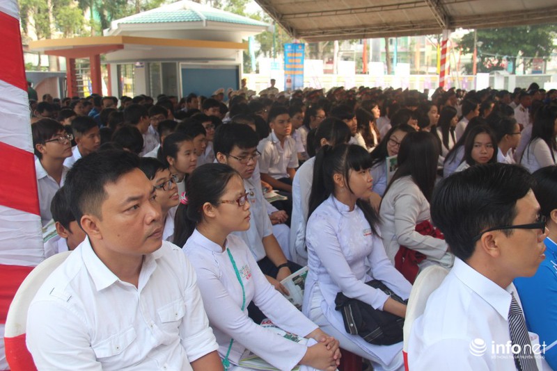 Sinh viên, học sinh Long An háo hức với triển lãm bản đồ Hoàng Sa, Trường Sa - ảnh 3