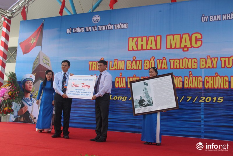 Sinh viên, học sinh Long An háo hức với triển lãm bản đồ Hoàng Sa, Trường Sa - ảnh 4