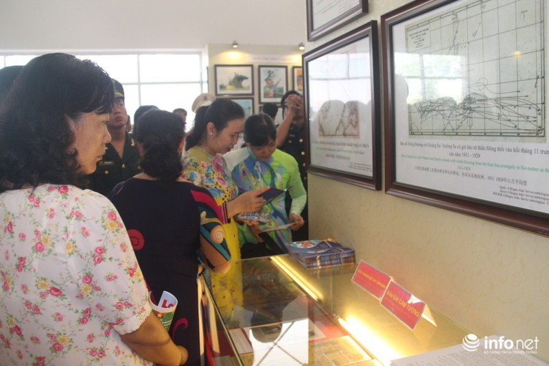 Sinh viên, học sinh Long An háo hức với triển lãm bản đồ Hoàng Sa, Trường Sa - ảnh 8