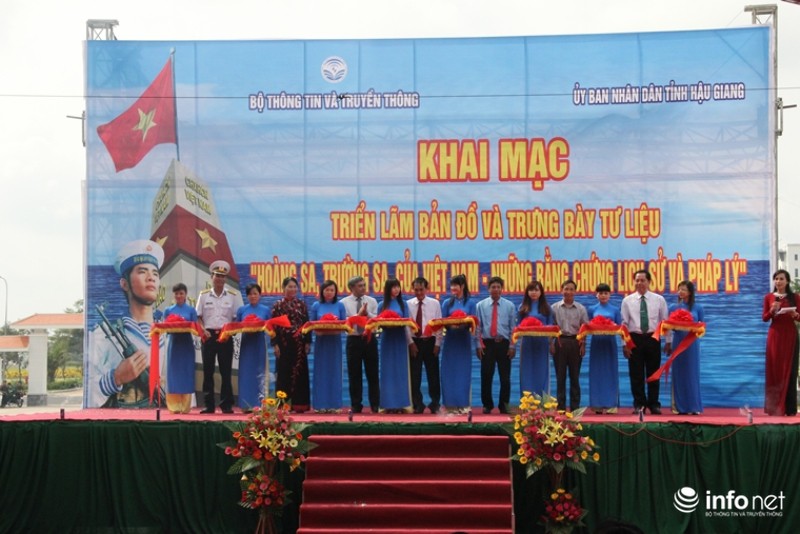 Bản đồ, tư liệu về Hoàng Sa và Trường Sa đến với người dân tỉnh Hậu Giang - ảnh 2