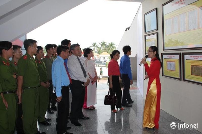 Bản đồ, tư liệu về Hoàng Sa và Trường Sa đến với người dân tỉnh Hậu Giang - ảnh 3