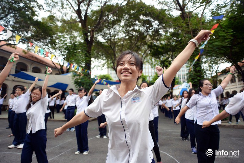 TP.HCM: Nghẹn ngào nước mắt ngày chia tay mái trường của HS Lê Hồng Phong - ảnh 12