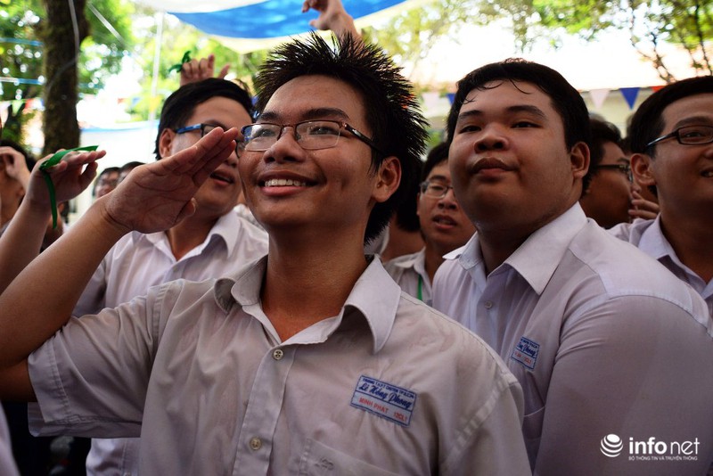 TP.HCM: Nghẹn ngào nước mắt ngày chia tay mái trường của HS Lê Hồng Phong - ảnh 13