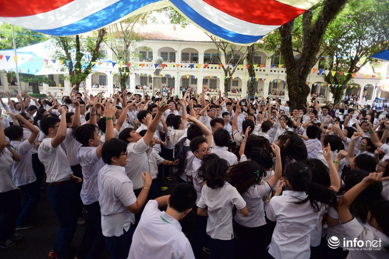 TP.HCM: Nghẹn ngào nước mắt ngày chia tay mái trường của HS Lê Hồng Phong - ảnh 14