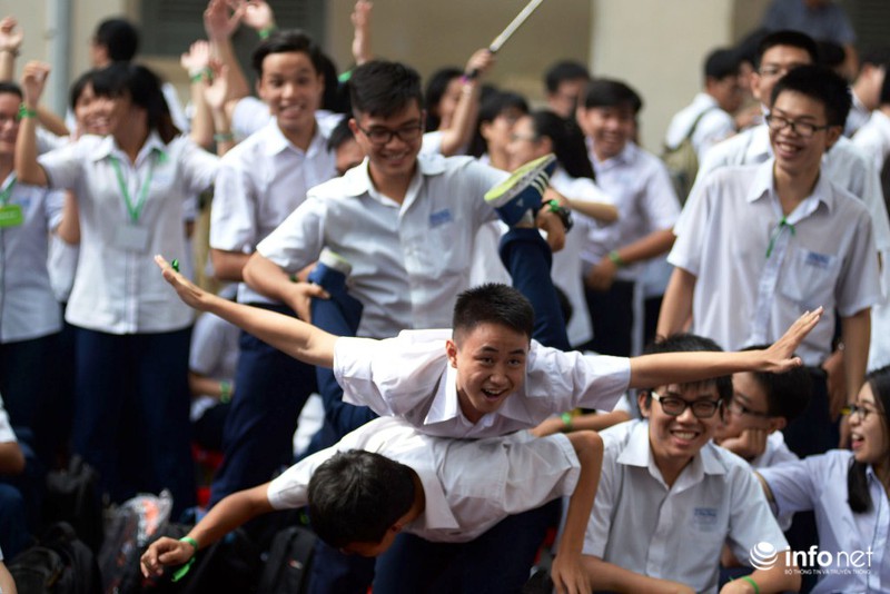 TP.HCM: Nghẹn ngào nước mắt ngày chia tay mái trường của HS Lê Hồng Phong - ảnh 7