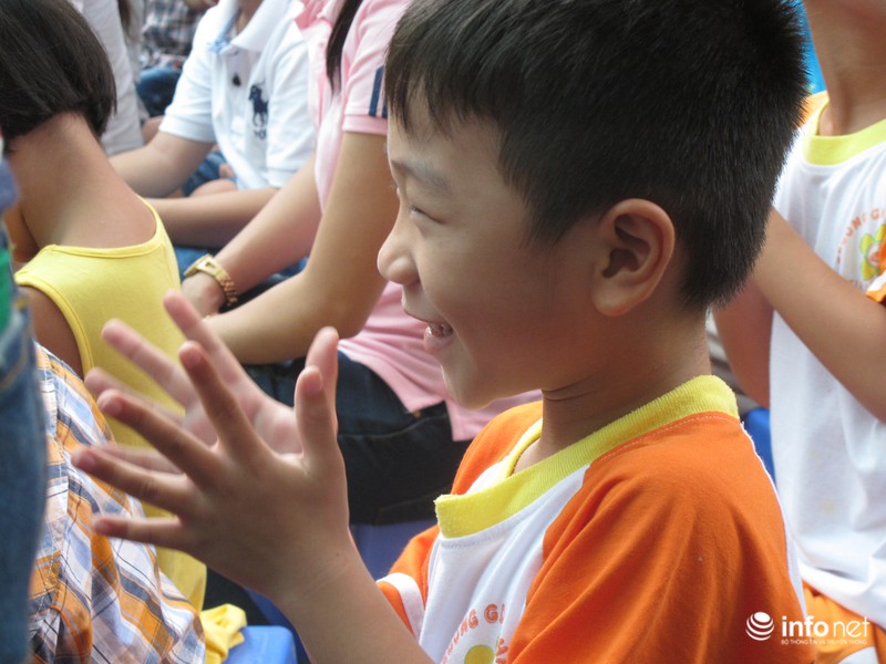 Rạng ngời nụ cười trong lễ khai giảng của trẻ tự kỷ - ảnh 2