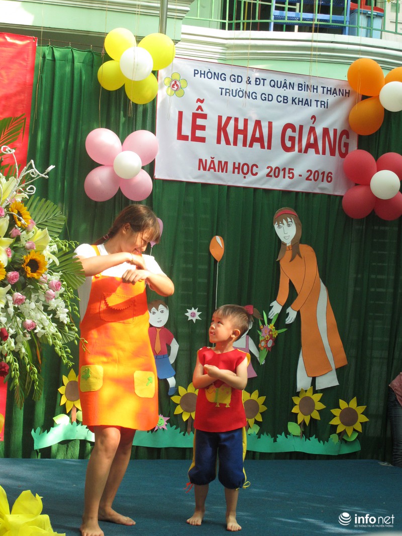 Rạng ngời nụ cười trong lễ khai giảng của trẻ tự kỷ - ảnh 8