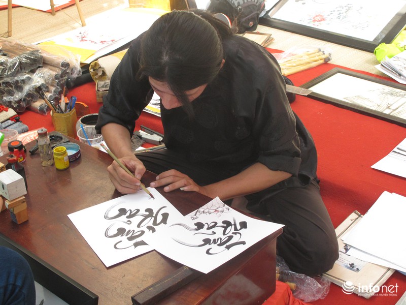 Sài Gòn rực nắng với “phố ông đồ” - ảnh 2