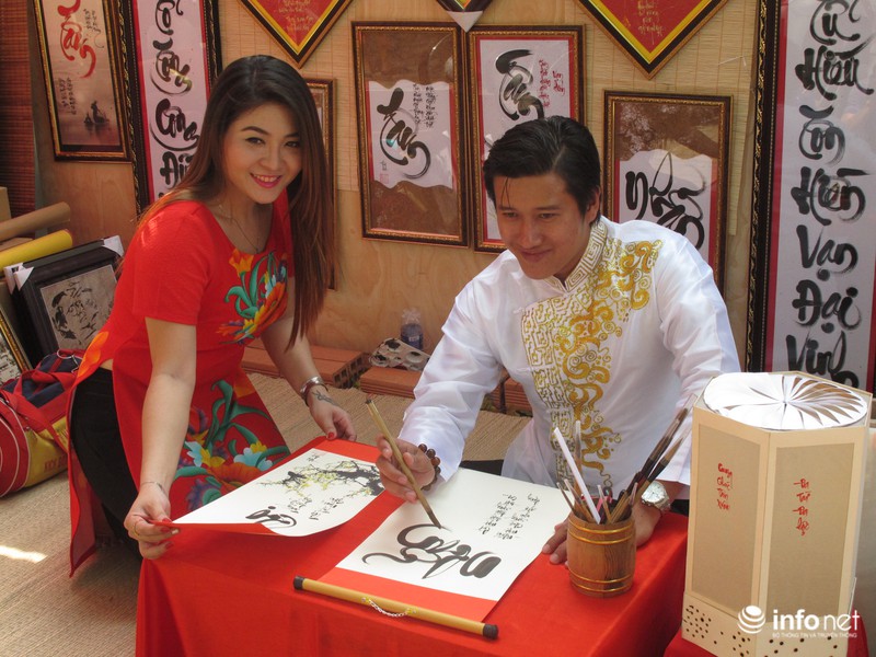 Sài Gòn rực nắng với “phố ông đồ” - ảnh 11