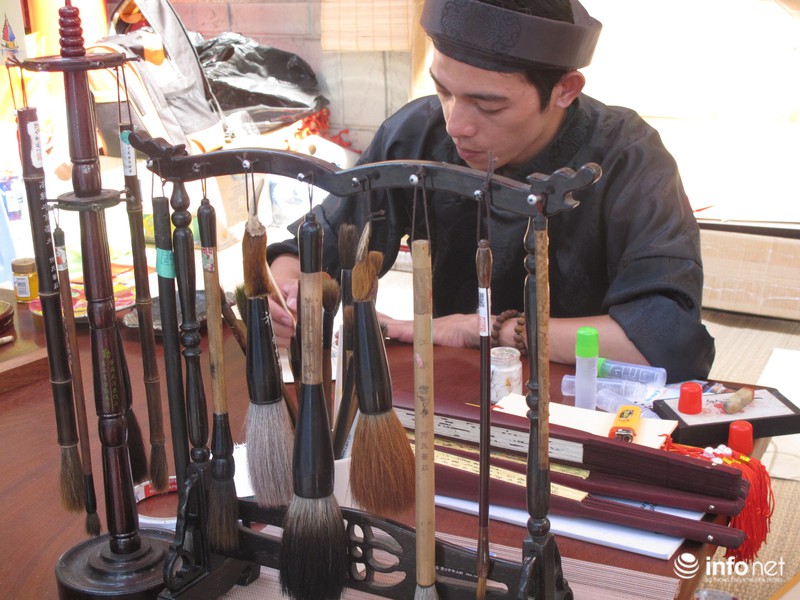 Sài Gòn rực nắng với “phố ông đồ” - ảnh 3