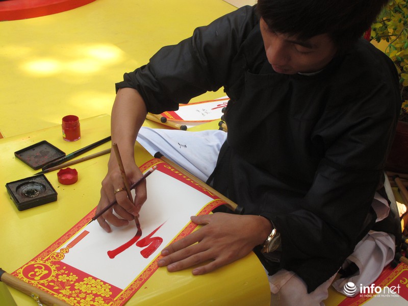 Sài Gòn rực nắng với “phố ông đồ” - ảnh 4