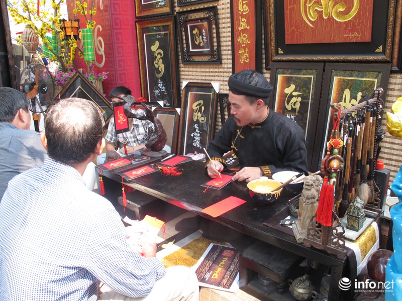 Sài Gòn rực nắng với “phố ông đồ” - ảnh 5