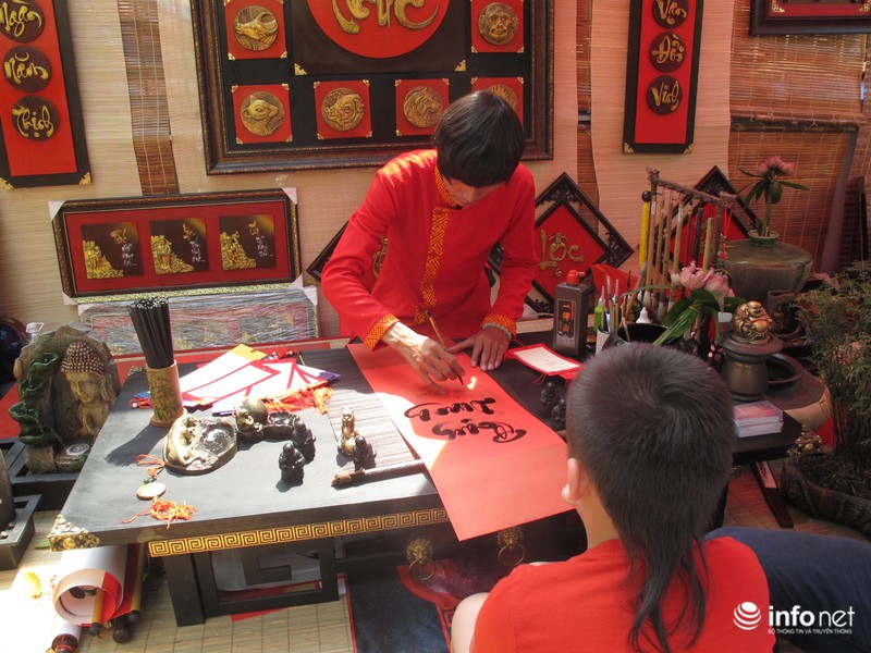 Sài Gòn rực nắng với “phố ông đồ” - ảnh 6